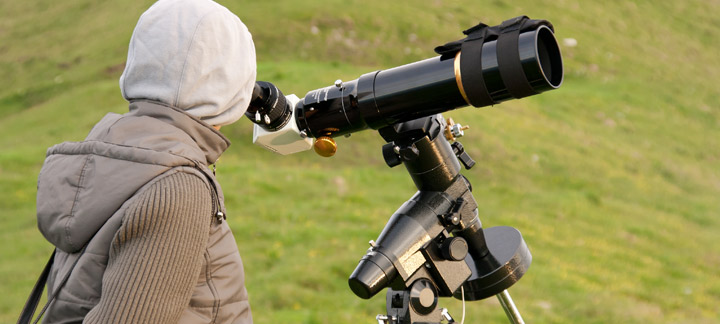 Ragazzo che osserva in un telescopio